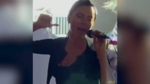 Victoria Beckham torna Spice Girl: l’esibizione al karaoke