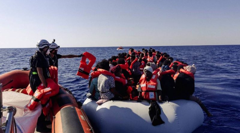 “A Lampedusa ci mettono le toppe i poliziotti. Salvini? L’unico che ha fatto qualcosa”