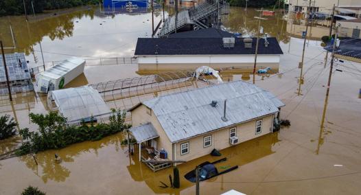 Emergenza inondazioni in Ketucky: l’acqua fino ai tetti. Tra le vittime 6 bambini