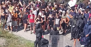 Assalto No Tav al cantiere dell’alta velocità Torino-Lione: 14 agenti feriti