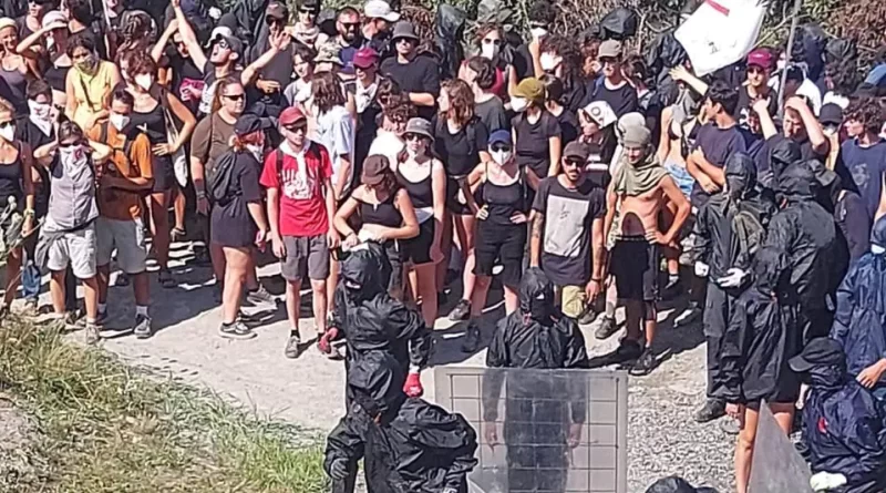 Assalto No Tav al cantiere dell’alta velocità Torino-Lione: 14 agenti feriti