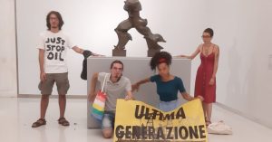 Nuova protesta di “Ultima generazione”: gli attivisti si incollano alla statua di Boccioni: “Non ci sarà arte in un pianeta al collasso”