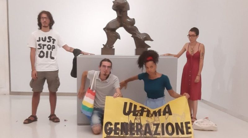 Nuova protesta di “Ultima generazione”: gli attivisti si incollano alla statua di Boccioni: “Non ci sarà arte in un pianeta al collasso”