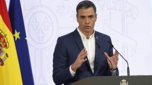 In Spagna fa troppo caldo e Sanchez toglie la cravatta. “Fate come me”