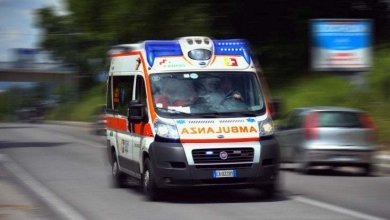 Neonata resta chiusa in auto per mezz’ora mentre i genitori litigano: ricoverata in codice rosso