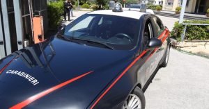I genitori litigano e lasciano la figlia di 2 mesi in auto sotto al sole a Latina: salvata da una commessa. La neonata positiva alla cocaina