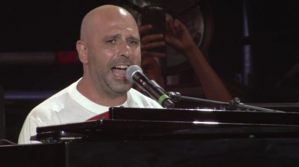 Checco Zalone travolge il Jova beach party: con Lorenzo e Sangiorgi canta ‘Angela’ e le altre hit