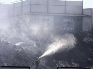 Roma, spento l’incendio negli studi  di Cinecittà: paura  anche per la Casa del Grande Fratello