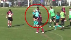 Arbitra colpita alle spalle da un calciatore: portato fuori dal campo a forza
