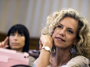 Ora Monica Cirinnà reclama i soldi trovati nella cuccia del cane: “Li darò in beneficenza”