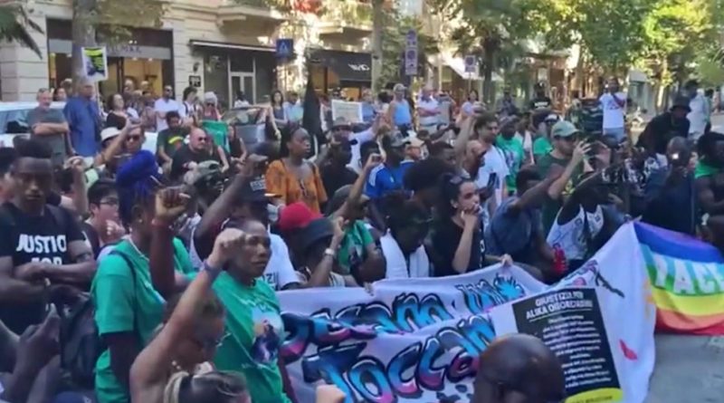 Civitanova Marche, in ginocchio e col pugno chiuso alzato: il saluto alla “Black Lives Matter” al corteo per il nigeriano ucciso in strada – Video