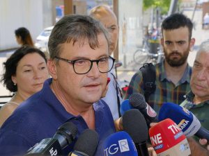 Calenda insulta i suoi alleati. E cambia ancora: “Letta ora decida. O me o le zattere”