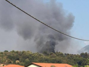 Incendio ad Albenga, chiuso l’aeroporto e distrutte  case: 70 sfollati