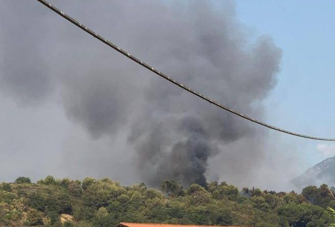 Incendio ad Albenga, chiuso l’aeroporto e distrutte  case: 70 sfollati