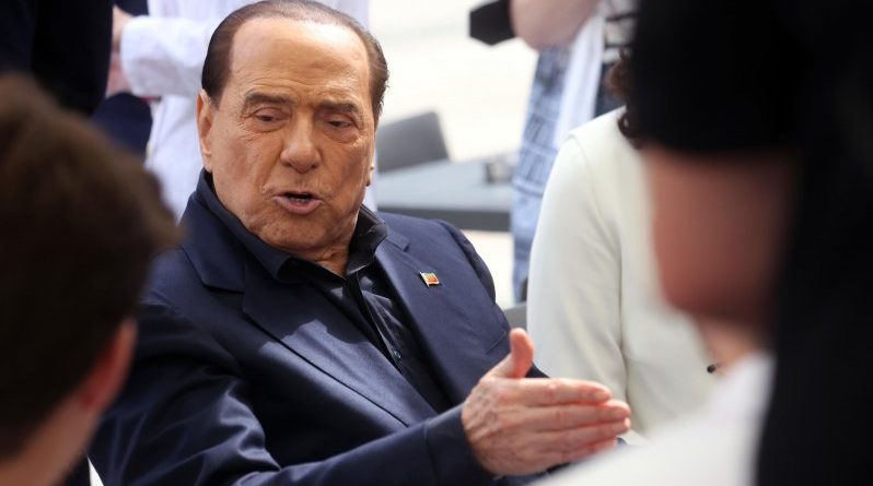 Elezioni politiche 2022, Berlusconi: mi candido al Senato. Letta: “Meloni cerca di incipriarsi, ma operazione complicata”. Cottarelli dice sì a Pd e +Europa