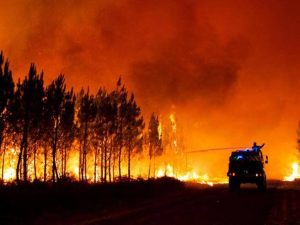 Francia, non si fermano gli incendi in Gironda: evacuate 10 mila persone