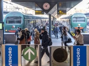 In 4 contro la capotreno e il macchinista: la furia degli stranieri