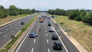 Lancia oggetti sulle auto da un cavalcavia sull’autostrada A1: fermato un uomo