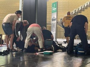 Salman Rushdie accoltellato a Chautauqua, New York, a un evento pubblico: è vivo