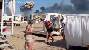 Kiev e il video ironico per i turisti russi in Crimea: “La crema solare non vi protegge dal fumo”