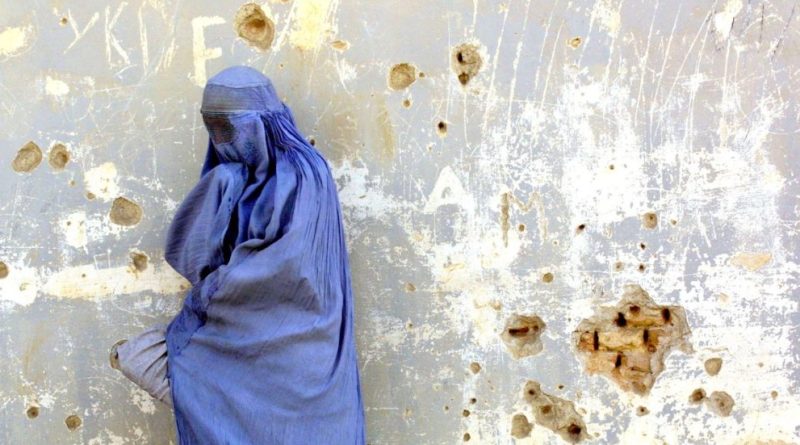 Afghanistan, un anno di Talebani – Recluse, picchiate e costrette a lasciare scuola e lavoro: i racconti delle donne nel nuovo Emirato