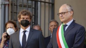 I funerali di Piero Angela, pellegrinaggio laico in Campidoglio. Arbore: “Ha combattuto i ciarlatani”