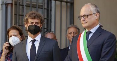 I funerali di Piero Angela, pellegrinaggio laico in Campidoglio. Arbore: “Ha combattuto i ciarlatani”