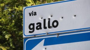 Brescia, tiro al bersaglio su cartelli stradali, ferito bimbo. Pm indaga guardia giurata
