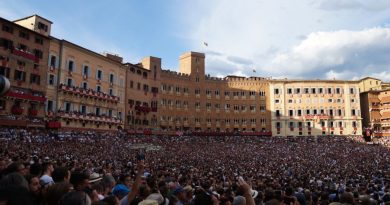 Palio di Siena, vince la contrada del Leocorno: è la 30esima volta nella sua storia. Quarto successo consecutivo per il fantino Tittia