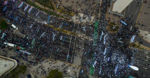 Argentina, in migliaia in piazza contro il carovita: chiedono un salario minimo più alto e un reddito di base universale