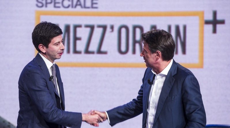 Elezioni politiche 2022, Conte apre al Pd: impossibile governare da soli.  Poi frena: “Ma nella situazione attuale, mai al tavolo con loro”.