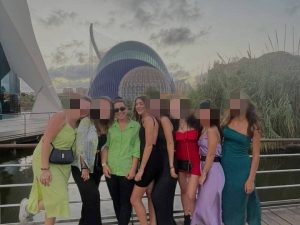 “Pestate dalla polizia spagnola”. Il racconto choc di otto ragazze italiane