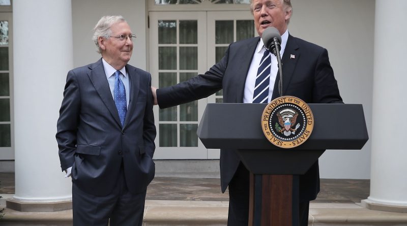 Donald Trump, uomo sano di mente e di misura, definisce Mitch McConnell un “imbroglione” con una “moglie pazza”