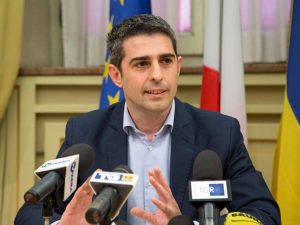 Pizzarotti scarica il Terzo Polo: “Non mi candido, salvano i dirigenti”