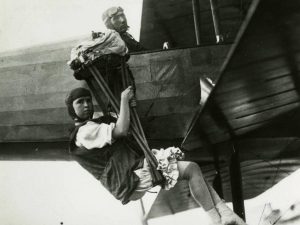 Tiny, la piccola grande donna che si lanciò per prima con il paracadute