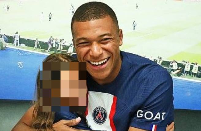 Mbappé e il PSG abbracciano allo stadio Camille la piccola tifosa malata attaccata dagli haters