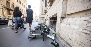 Da Roma a Milano, le città mettono un freno ai monopattini selvaggi