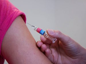 Moderna contro Pfizer, i vaccini in tribunale: “Violati i brevetti mRna”