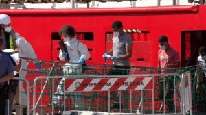 Open Arms, al via a Messina lo sbarco delle 99 persone salvate in mare