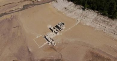 Il lago di Redona è in secca: dai fondali emergono i resti del borgo sommerso   