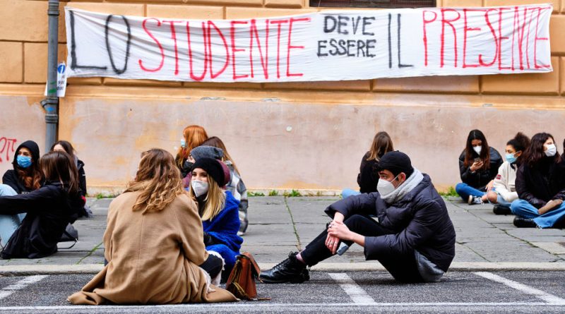 Dad contro il caro energia, politica e sindacati bocciano la proposta dei presidi. Dalla Lega al M5s è un coro di no: “Studenti hanno già dato”