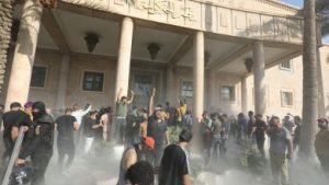 Scontri in Iraq, assalto al palazzo del governo: quindici morti