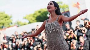 Venezia 79. Ciak, si sfila: le pagelle dei look della seconda serata alla Mostra del cinema 2022
