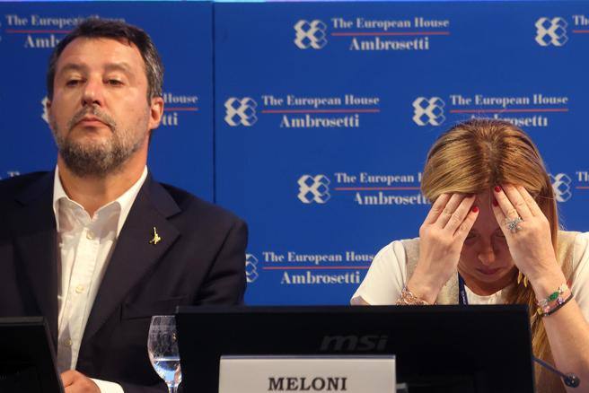 Cernobbio, Meloni e le mani sugli occhi mentre Salvini parla di sanzioni. Siparietti e litigi al Forum