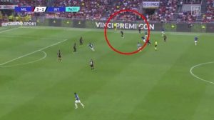 Milan-Inter, la furbata di Tonali: lancia un altro pallone in campo per fermare l’azione nerazzurra   