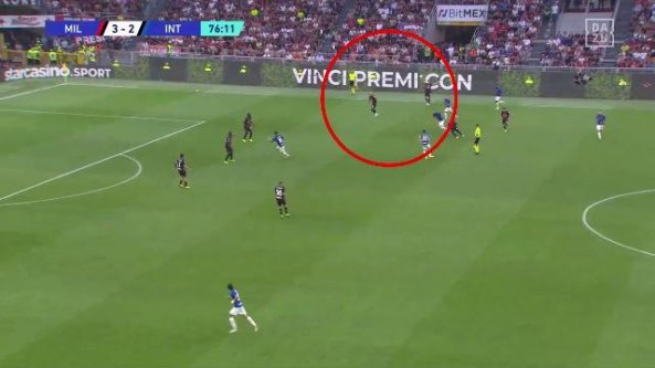 Milan-Inter, la furbata di Tonali: lancia un altro pallone in campo per fermare l’azione nerazzurra   