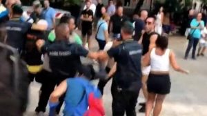 Comizio di Meloni a Cagliari, il calcio dell’agente ai contestatori