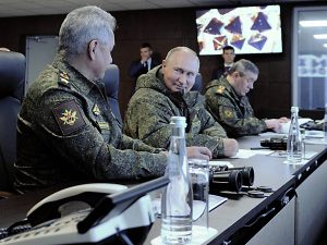 Putin alle manovre militari. Ma è rimasto senza droni e compra proiettili da Kim