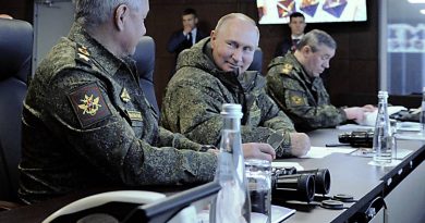 Putin alle manovre militari. Ma è rimasto senza droni e compra proiettili da Kim