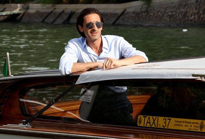 Adrien Brody sporty chic, Hugh Jackman «classicone»: al Lido arrivano i grandi big